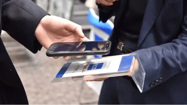 MEETタッチPRにスマホをかざしている画像