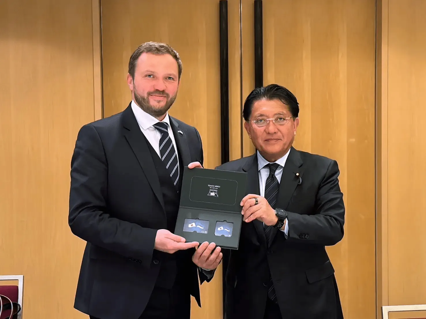 エストニア外務大臣と平井卓也・自民党広報本部長の画像