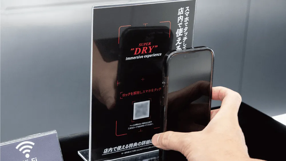 アサヒビール用MEETにスマホでタッチしている画像
